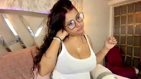 mia_ssmitth online show from August 14, 5:49 pm