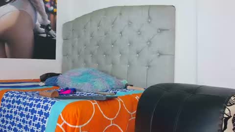 mia_thompson_0 online show from August 4, 6:27 pm