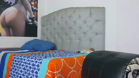 mia_thompson_0 online show from August 5, 5:33 pm