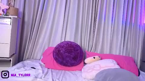 Mia Tylor online show from July 27, 5:13 am