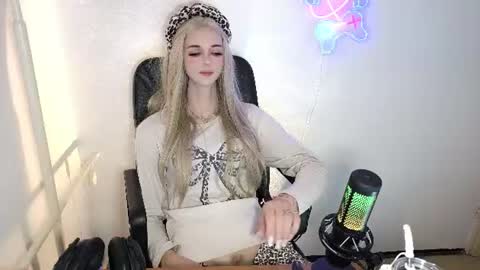 Mia online show from September 5, 12:59 am