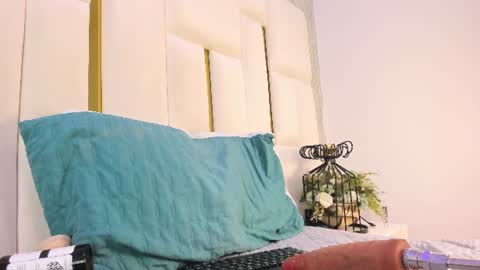 mia_vy online show from August 18, 3:01 am