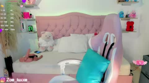 Mia online show from August 5, 10:30 pm