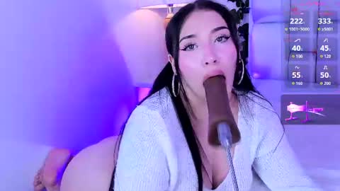 Mia online show from August 7, 1:33 pm