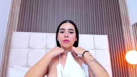 Mia online show from August 29, 1:54 pm