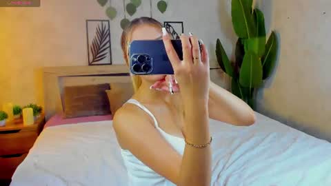 Mia online show from August 10, 9:22 am