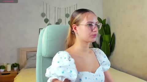 Mia online show from August 13, 9:23 am
