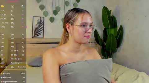 Mia online show from August 14, 2:53 pm