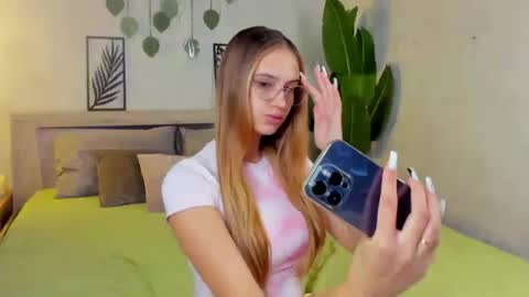 Mia online show from August 17, 9:25 am