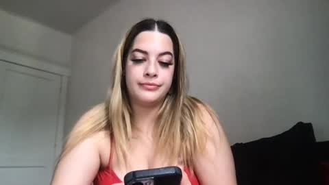 Mia Moji online show from August 11, 4:31 pm