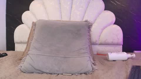 Mia online show from August 7, 3:23 pm