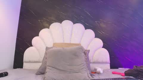 Mia online show from August 11, 1:13 pm