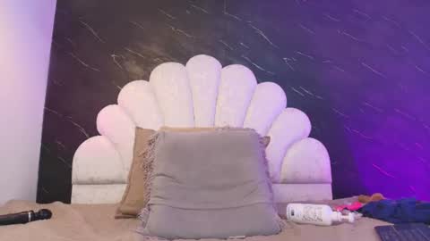 Mia online show from August 18, 2:12 pm