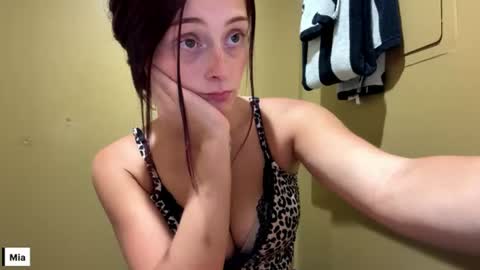miaaellie online show from August 1, 4:18 am