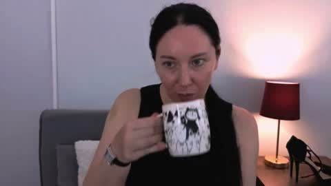Mia online show from August 6, 8:24 am