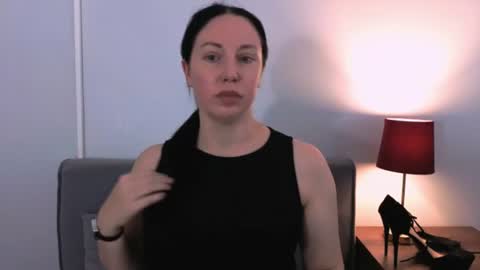 Mia online show from August 6, 10:58 am