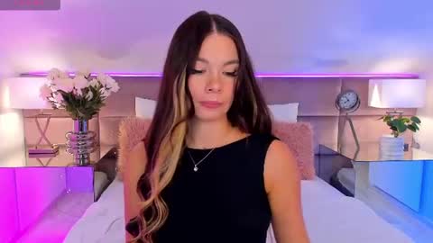 Mia online show from August 12, 7:05 pm