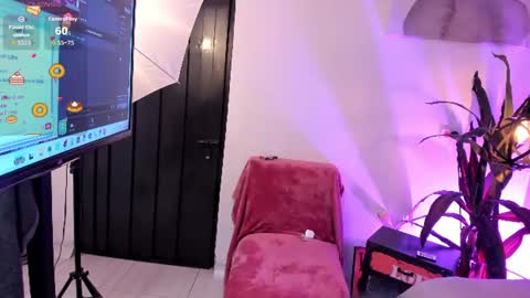 Mia online show from July 31, 12:11 pm