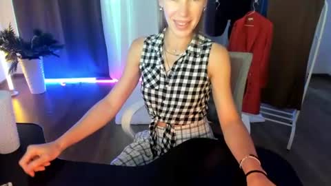 Mia online show from August 7, 11:32 am