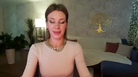 Mia online show from August 14, 7:01 am