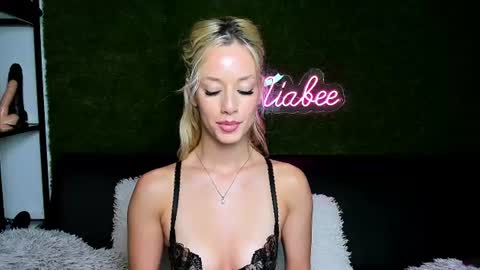 MiaBeeX online show from July 29, 6:26 pm