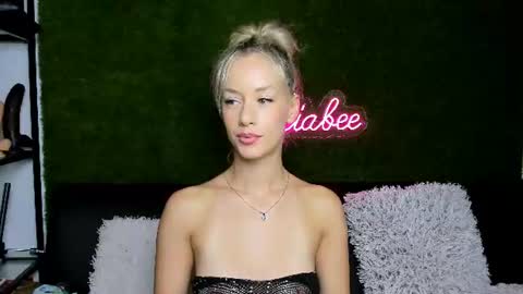 MiaBeeX online show from August 3, 7:26 am