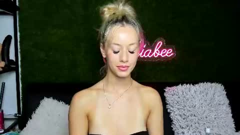 MiaBeeX online show from August 3, 8:32 am