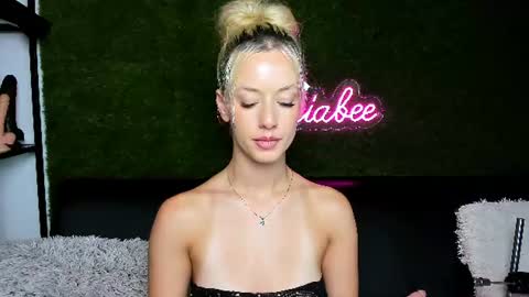 MiaBeeX online show from August 8, 11:32 am