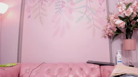 Mia online show from August 17, 11:10 pm