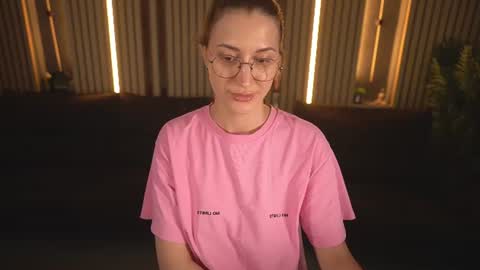 Mia online show from August 5, 3:32 pm