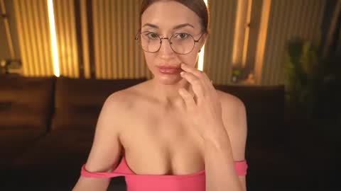 Mia online show from August 6, 4:28 pm