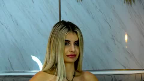 Mia online show from July 25, 9:30 pm