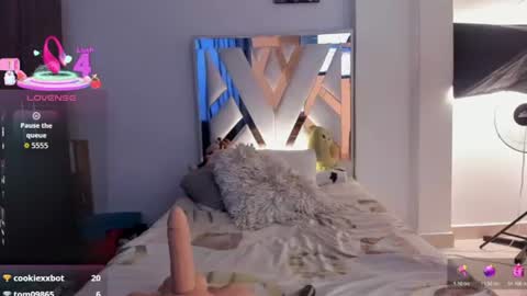 Mia online show from July 25, 8:02 pm