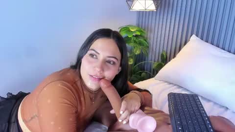 Mia online show from August 10, 4:52 pm