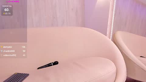 mialiore_ online show from August 7, 4:40 pm