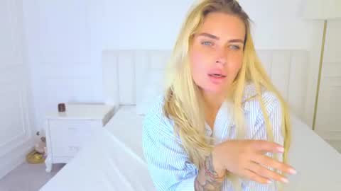 Mia online show from August 1, 6:08 am