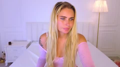 Mia online show from August 2, 4:30 am