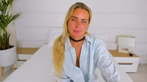 Mia online show from August 6, 1:15 am