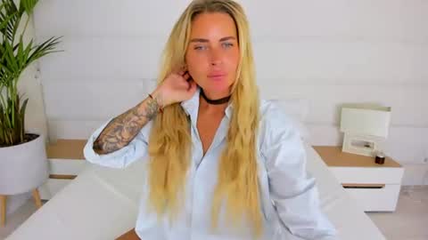 Mia online show from August 6, 4:55 am