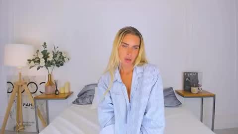 Mia online show from August 7, 2:06 pm