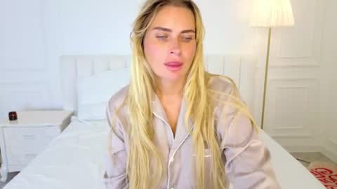 Mia online show from August 8, 3:39 am