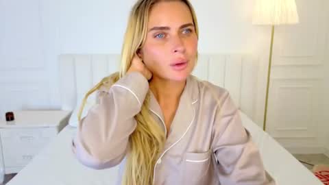 Mia online show from August 8, 6:57 am