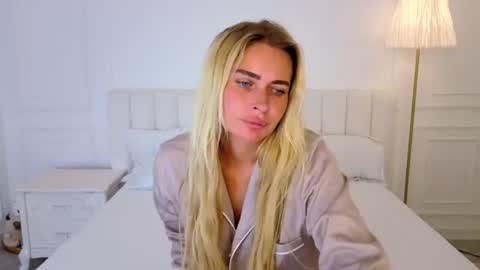 Mia online show from August 10, 1:07 am
