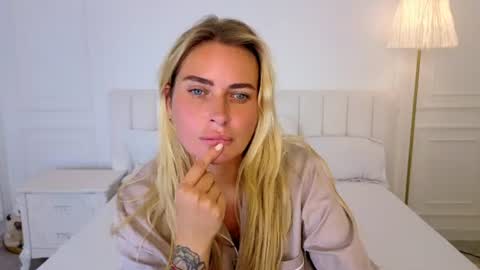 Mia online show from August 10, 2:13 am