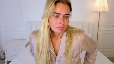 Mia online show from August 10, 3:19 am