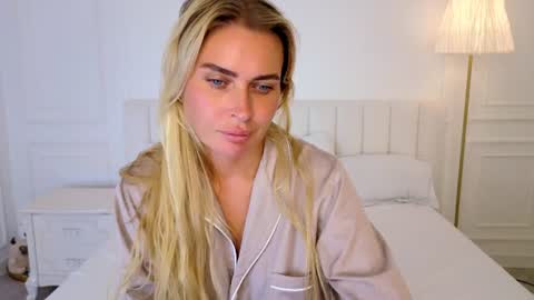 Mia online show from August 10, 5:31 am