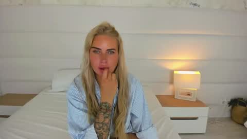 Mia online show from August 13, 3:20 am