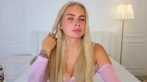 Mia online show from August 14, 3:10 am