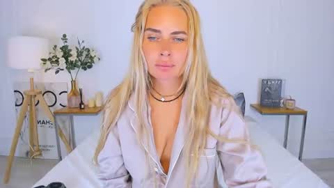 Mia online show from August 15, 4:38 am