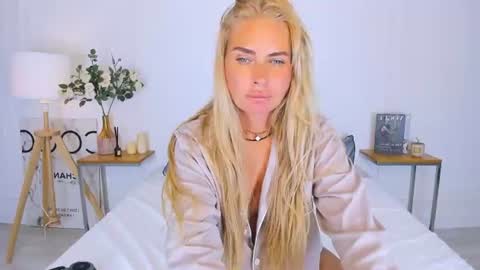 Mia online show from August 15, 5:44 am